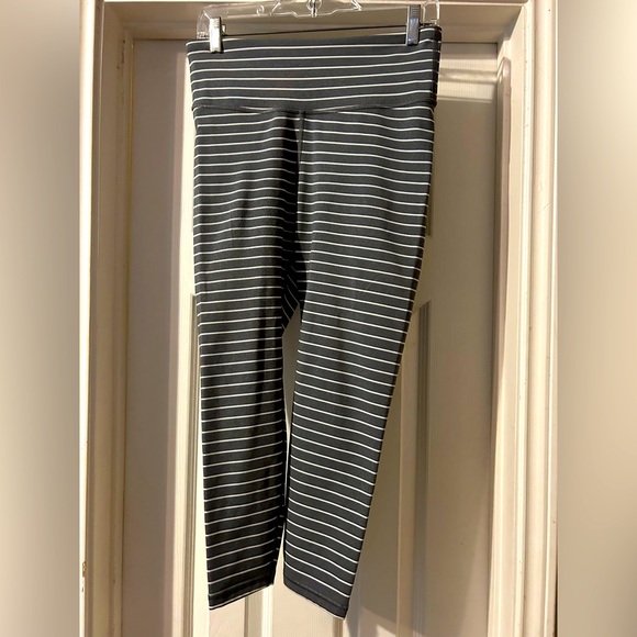 Gapfit blackout leggings. 7/8 length. Good used condition. - Picture 1 of 3